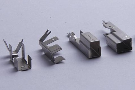 五金彈片加工時(shí)需要注意哪些事項(xiàng)？